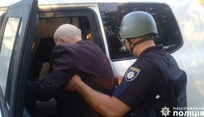 Не було іншого вибору, окрім як виїхати: літня пара тікає від обстрілів у прикордонному селі