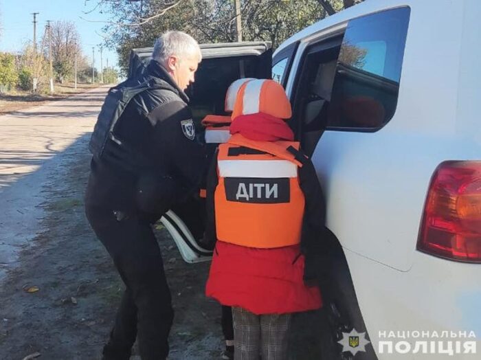 Семенівські поліцейські евакуювали з-під обстрілів матір з трьома дітьми