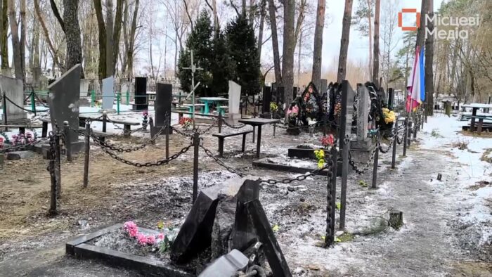 В Семенівці внаслідок російського обстрілу постраждало понад 20 пам’ятників на місцевому кладовищі. Руйнування таких об’єктів — це черговий акт варварства