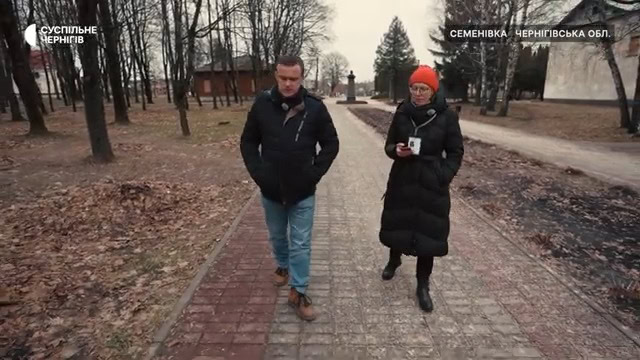 З 10 000 зареєстрованих у Семенівці на Чернігівщині залишилось близько третини. Переважно це люди похилого віку та ті, у кого є робота, наприклад, працівники комунальних підприємств, лікарні та екстрених служб. Дітей у Семенівці залишилось близько 200, хоча ще у грудні їх було близько 1 000.  Про це в інтерв&rsquo;ю Суспільному розповів міський голова Сергій Деденко