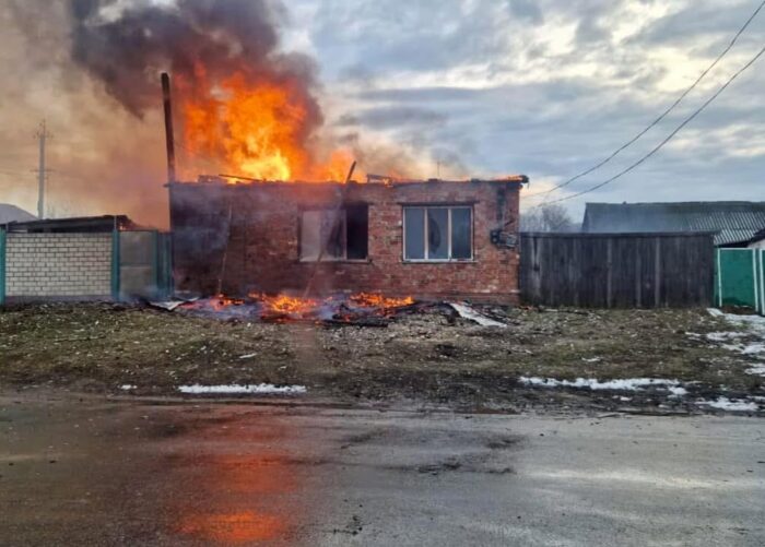 Семенівка з самого ранку під обстрілом. Троє поранених, двоє із них – госпіталізовані. Є руйнування, – повідомив Вʼячеслав Чаус на сторінці соцмережі Facebook