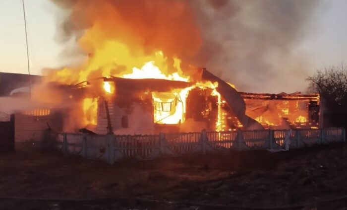 Внаслідок обстрілу росіян згорів будинок у Семенівській громаді