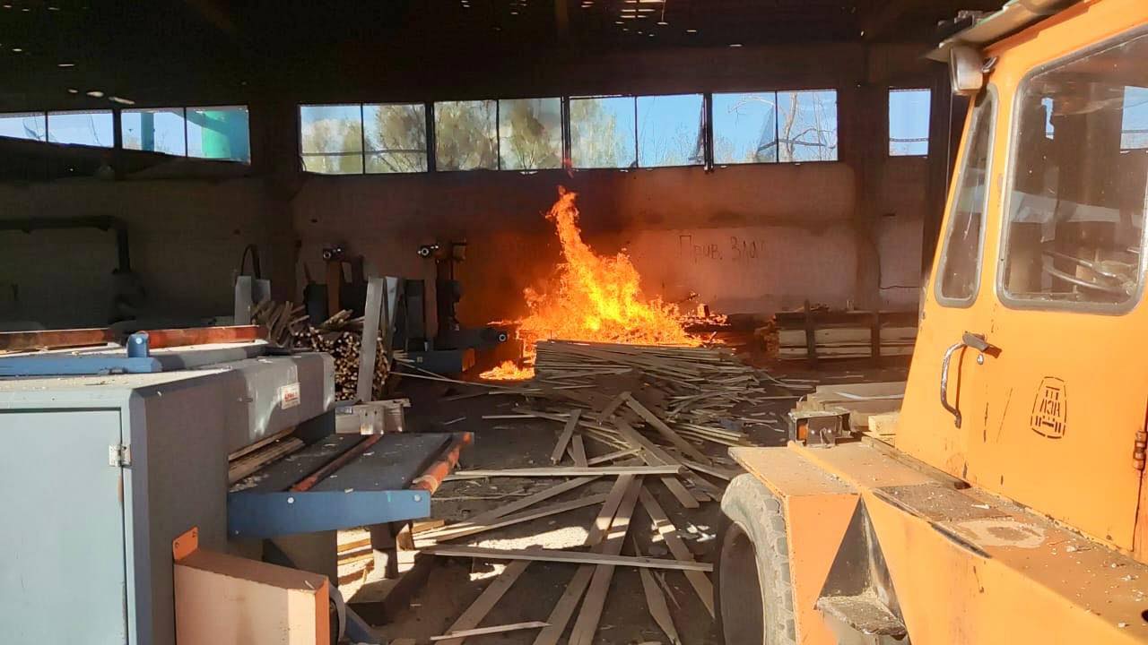 Вʼячеслав Чаус повідомив в своєму Телеграм-каналі, що сьогодні ввечері росіяни атакували безпілотниками одне із підприємств у Семенівці. Цей бізнес спеціалізується на лісозаготівлі