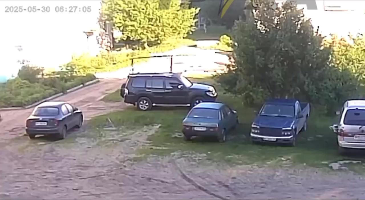 Телеграм-каналами шириться відео, де FPV-дрон влучає по цивільних автівках сьогодні у Семенівці