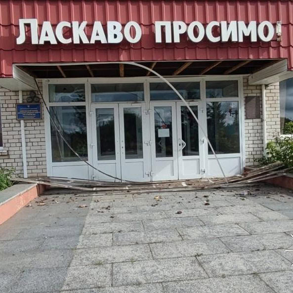У Семенівці ворог атакував дронами будівлю школи