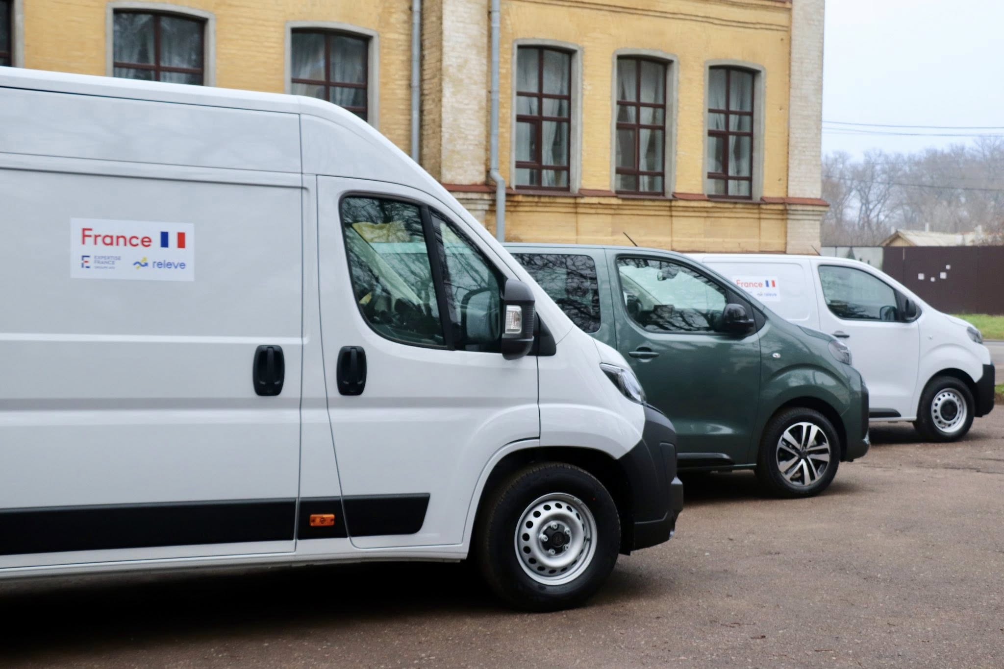 Новгород-Сіверська та Семенівська громади отримали фургони від Франції