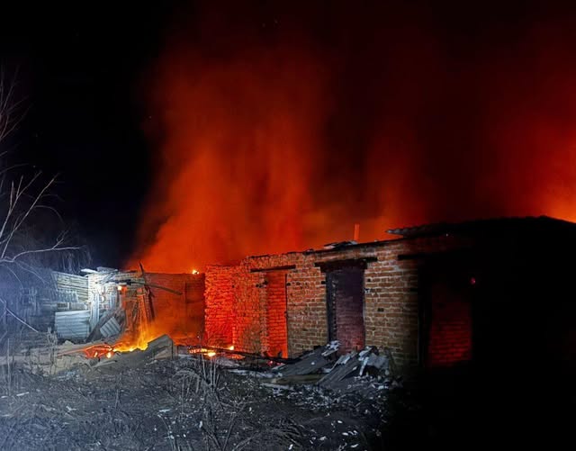 Згоріло складське приміщення у селі Семенівської громади після атаки безпілотників