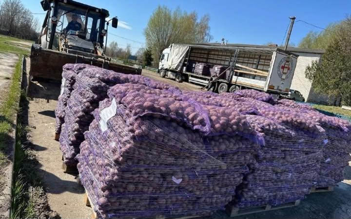 Жителі Чорного Рогу отримали гуманітарну допомогу від Червоного Хреста