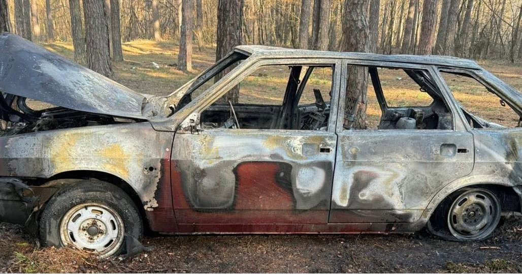 Російський FPV-дрон атакував Семенівку: згорів автомобіль