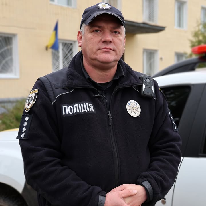 Поліцейський офіцер Семенівської громади Віталій Будник евакуює людей та надає медичну допомогу постраждалим від обстрілів